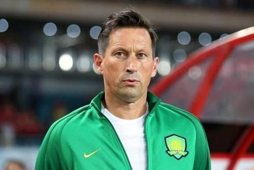  斯图加特主帅运筹帷幄，临场换人收到奇效扭转战局  